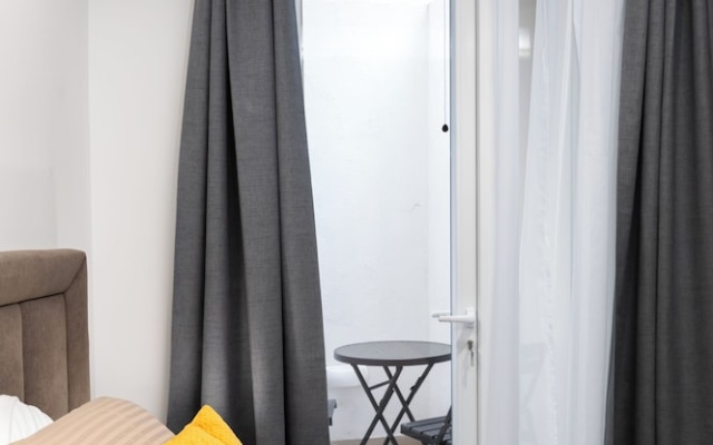 Modern 1BD Maisonette & Private BackYard