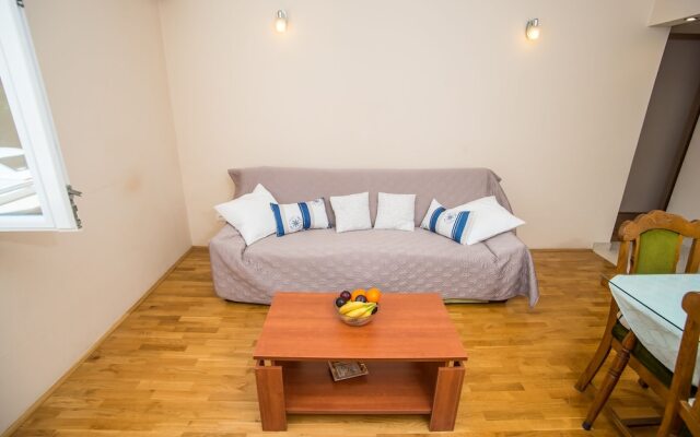 AP Split Center + 2 free parking places & grill