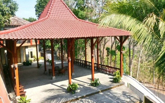 Bina Karya Guesthouse by ZUZU