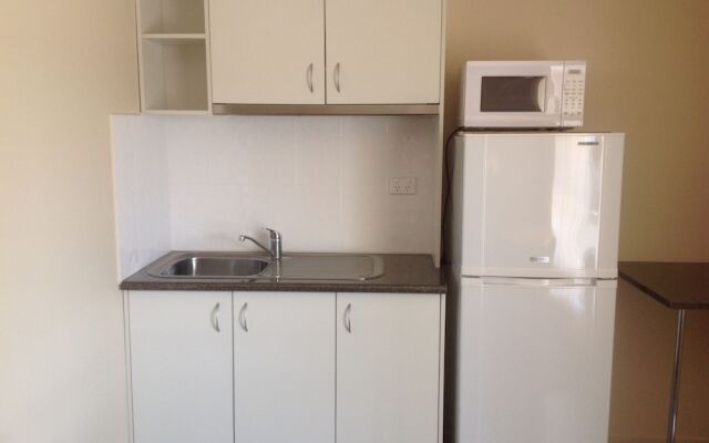Ashton Townhouse Motel & Suites