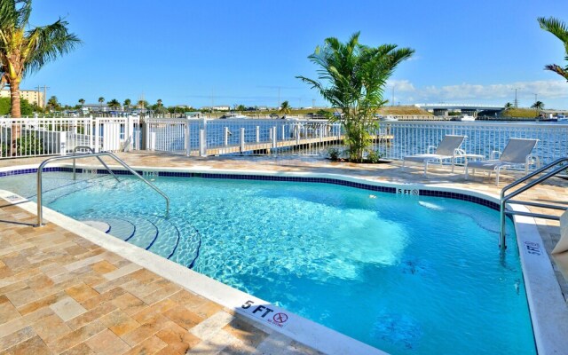 Bayview South 801 Eisenhower Dr. #6