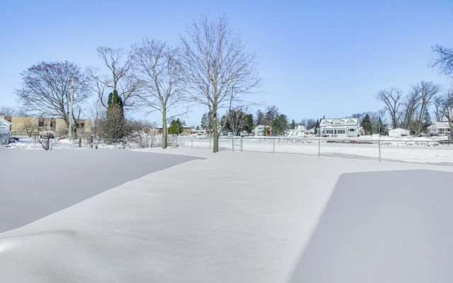 Boat Dock: Riverfront Oconto Home!