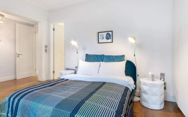 Spacious Designer 2 Bedroom Maisonette With Garden in Chelsea, London