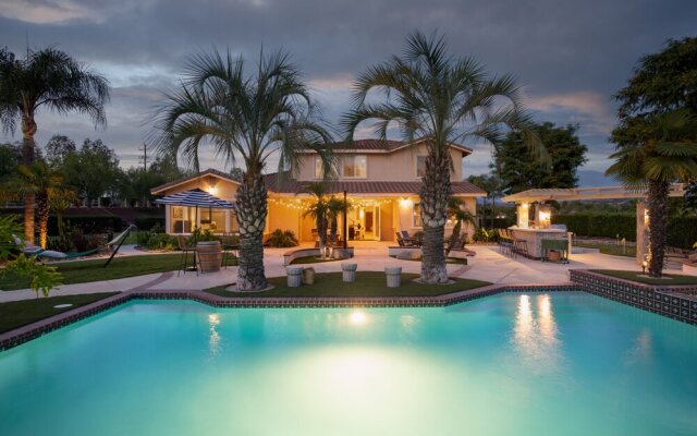 Villa Verdot by Avantstay Spectacular 6 BR Estate w/ Pool, Hot Tub, Tennis& B-ball Courts