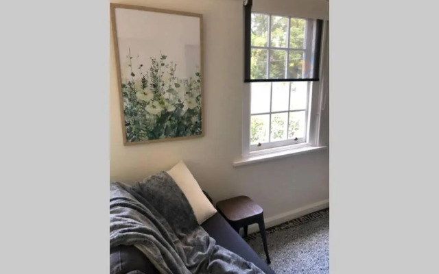 East Melbourne City Studio - Amazing Location & Sunny Charm