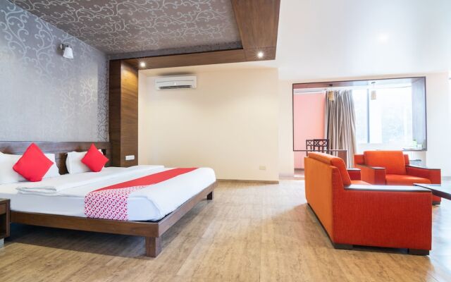 Capital O 490 Hotel Compact Maple Leaf