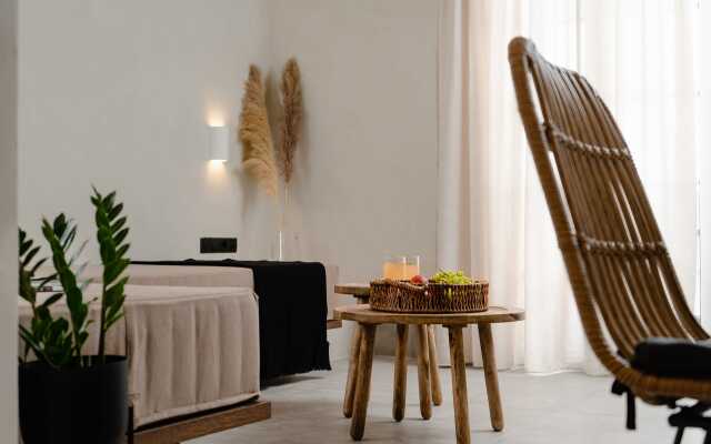 Polis of Naxos Stylish Suites
