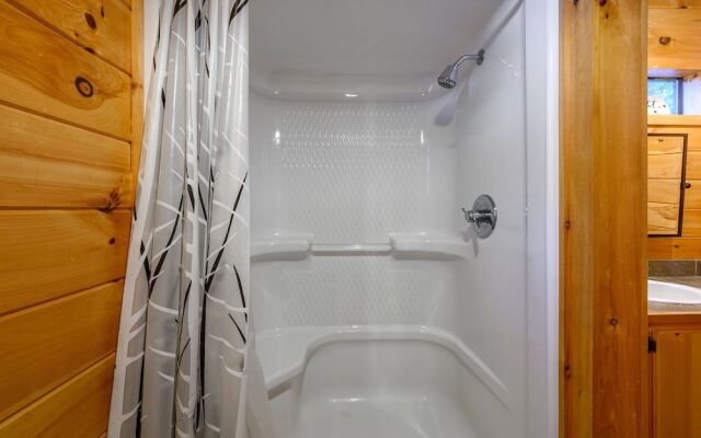 Okehi Pine Cabin With Wood Burning Fireplace and Outdoor Hot Tub by Redawning