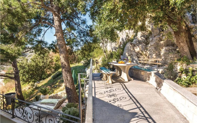 One-Bedroom Apartment Makarska with Sea View 04