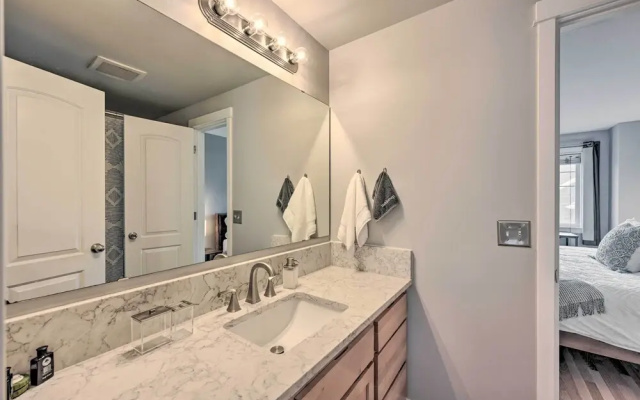 Pet-friendly Seattle Townhome < 1 Mile to Lake!
