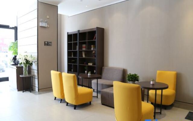 Home Inn Plus (Beijing Songjiazhuang Metro Station)