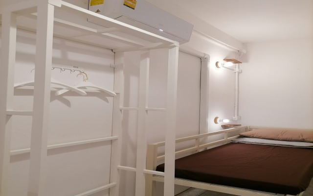 8 Sleepers Street Hostel