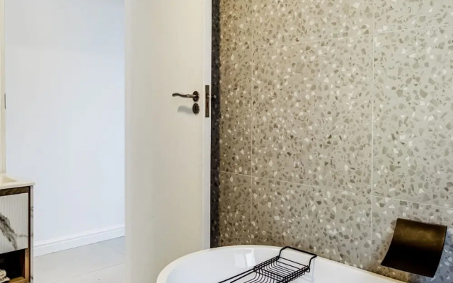 Unwind at Contemporary Alanda Apartment