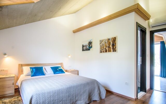 California Apartments III