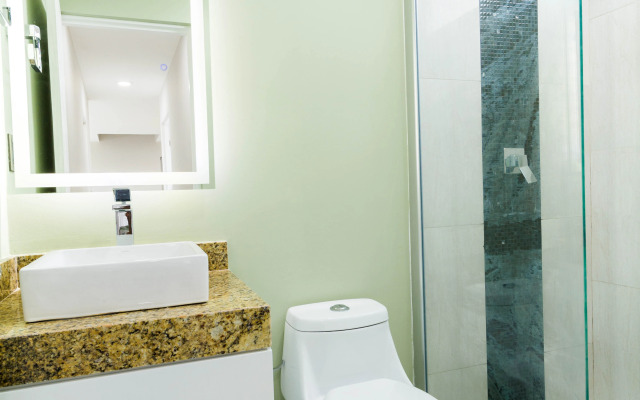 Palmarena Rooms and Residences - Long Stay Comfort with Parking, Sauna, Gym and Pool (Steps from 5th Avenue)