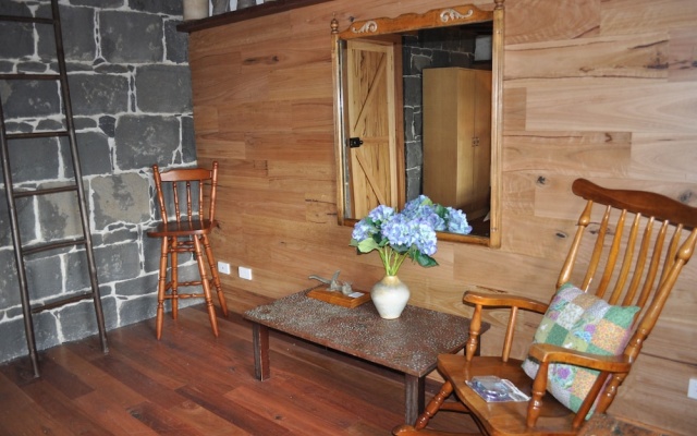 Bluestone Farm Cottage 19th Century – Guest Rooms – Melbourne