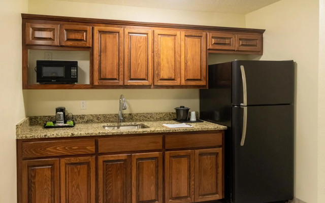 Cottonwood Suites Savannah Hotel & Conference Center