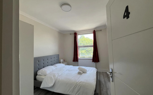 New Spacious 4 Bed Apartment in Kew Bridge