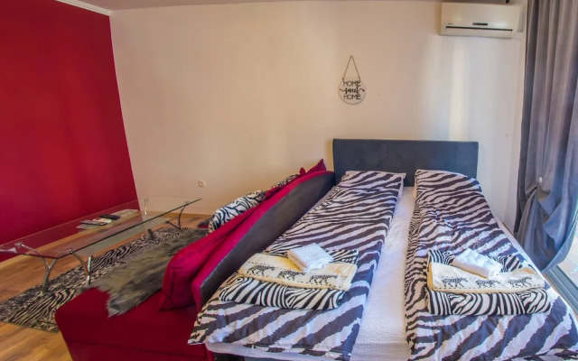 Studio Apartment Zebra