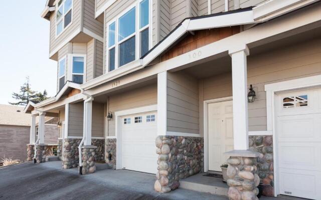 Pet-Friendly Venturi with Fireplace and BBQ on the Deck by RedAwning