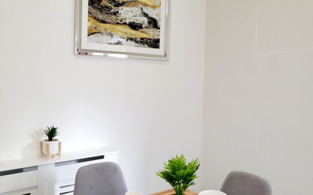 Remarkable 2-bed Apartment in Huddersfield