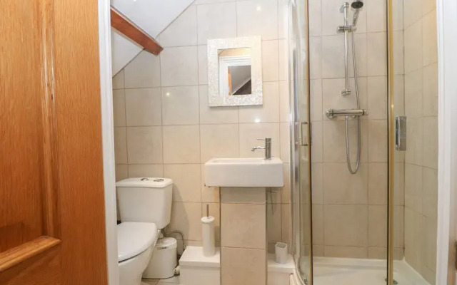 Apartment 2, Gorwel Glas