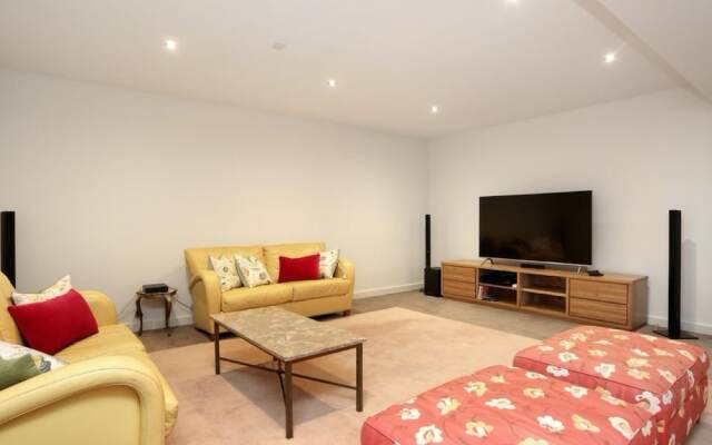 Kew Luxurious Townhouse