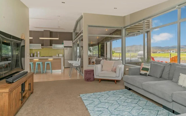 Sanctuary By The Water - Matarangi Holiday Home