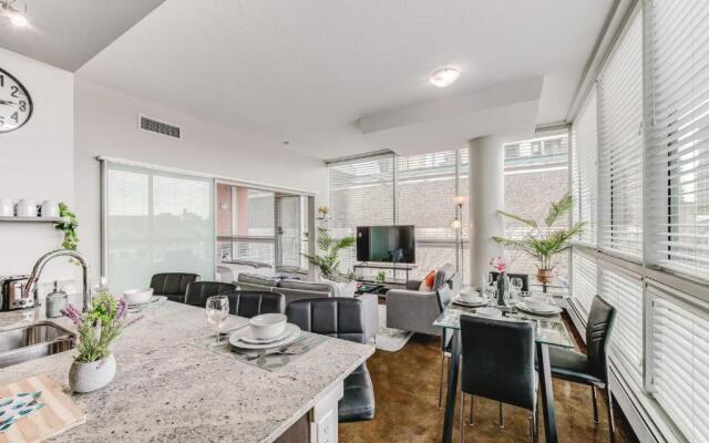 Upscale 2BR Condo - King Bed - Stunning City Views