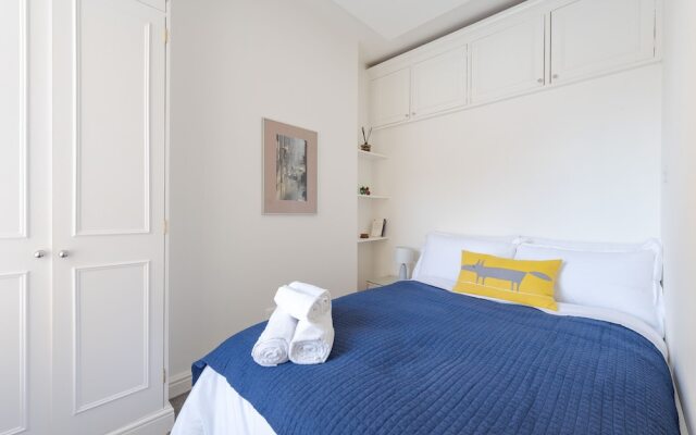 Bright two Bedroom Flat in Fashionable Fulham by Underthedoormat