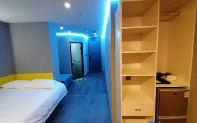 Zhouji Business Hotel (Urumqi Light Industry College)