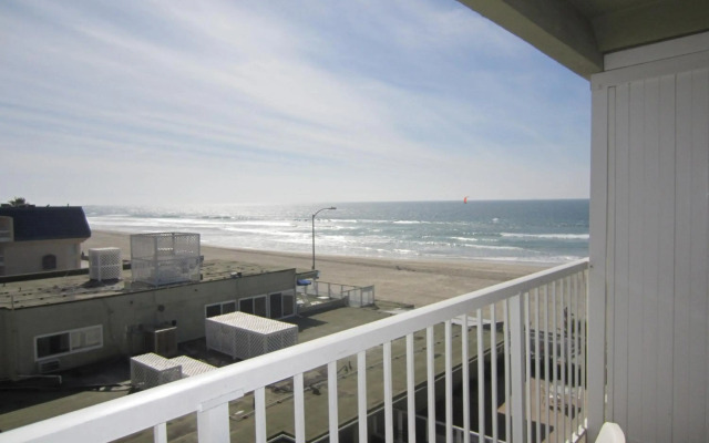 Surfer Beach Hotel