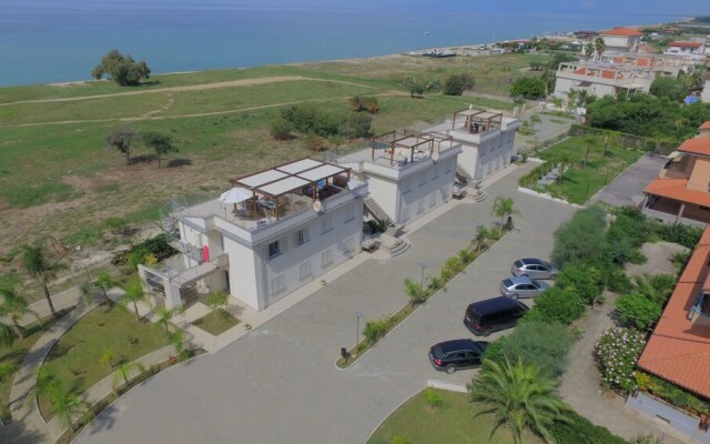 Roseto Beach Club Apartment With Garden Beach Front