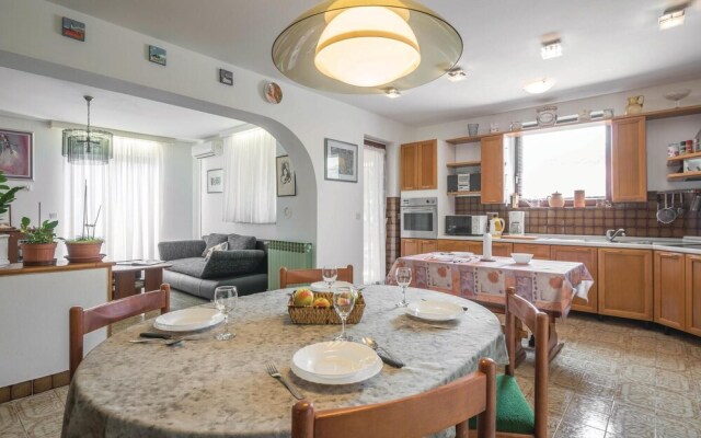 Beautiful Apartment in Banjole With 2 Bedrooms, Wifi and Outdoor Swimming Pool