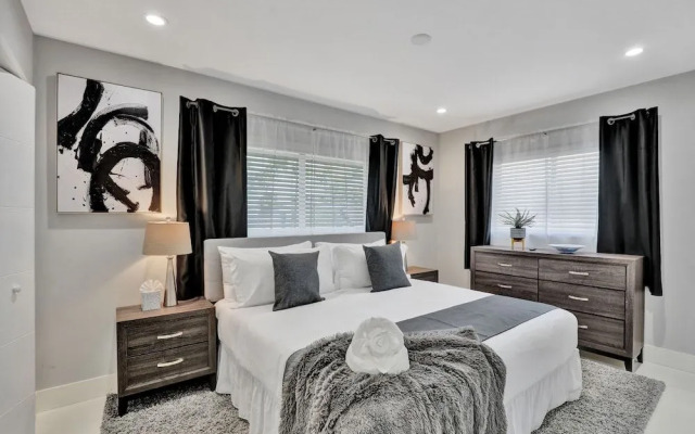 Renovated 5½ Bedroom Home/Heated Pool