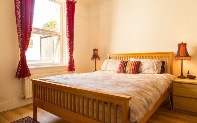 Bright and Spacious 1 Bedroom Flat With Garden