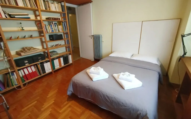 Spacious Apartment Near Parthenon for 6 Persons