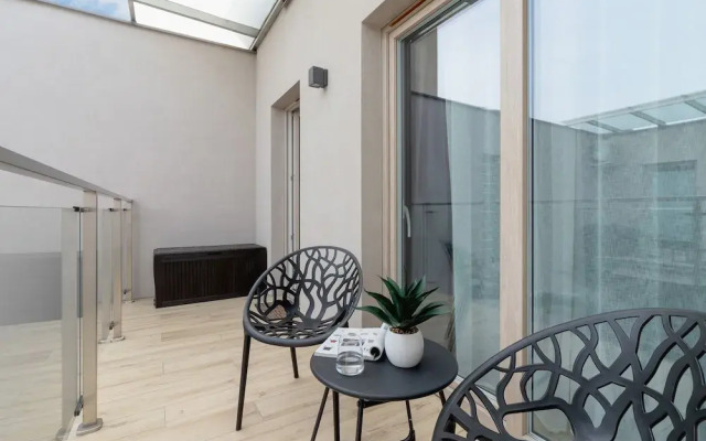 Deluxe City Studio by Renters