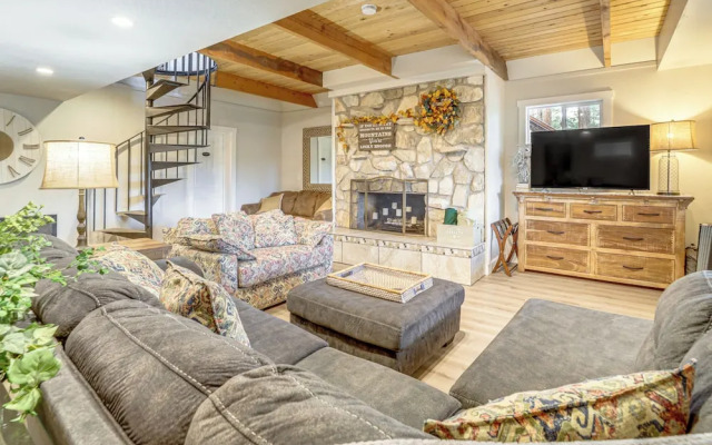 Flagstaff A-frame Cabin w/ Deck & Lovely Views!