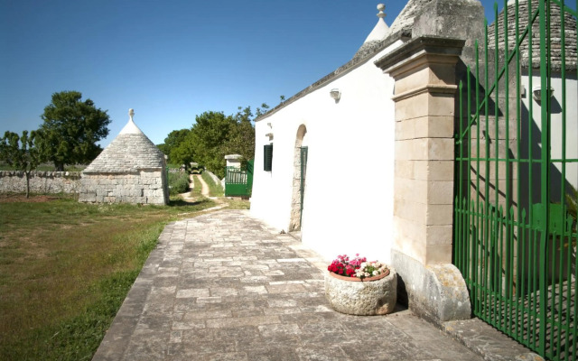 Trulli sul vignale in Masseria Santalachicca
