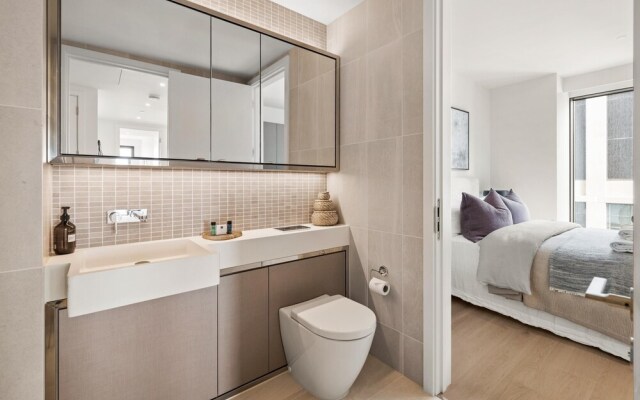 Stunning two Bedroom Docklands Apartment With Balcony