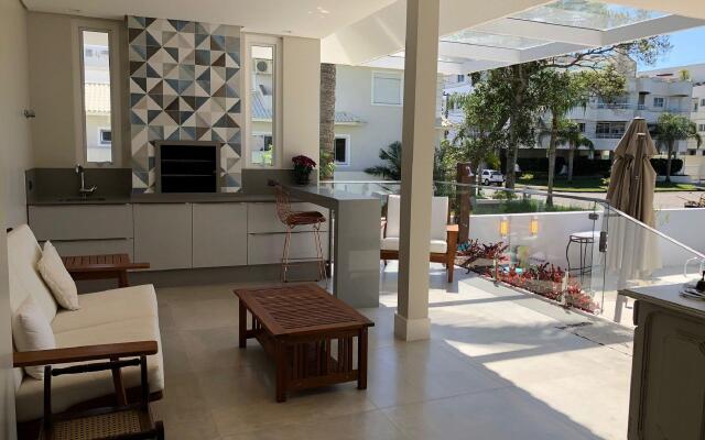 Casa 4 suítes Jurere Internacional