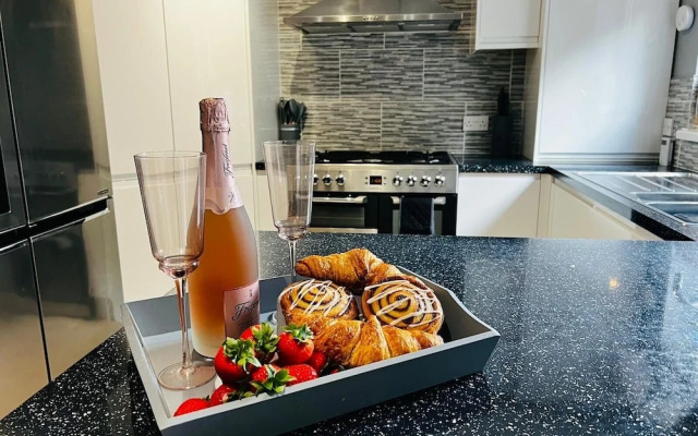 Luxury 4 bed House Sleeps 8, Enjoy in Comfort