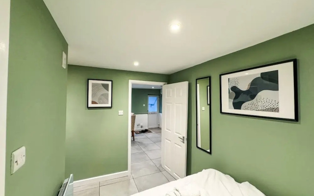 5 Minute Walk To Reading Station