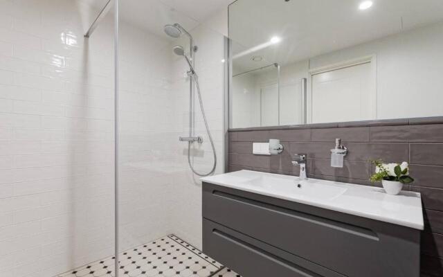 Central apartments, Quiet with Free Parking and AC.
