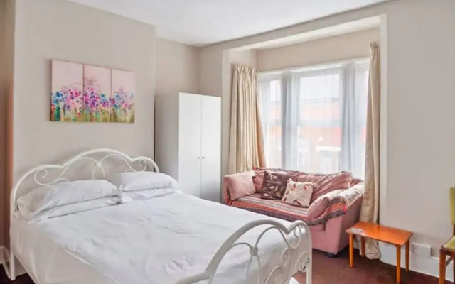 4 Bed Homely Retreat - Wolverhampton