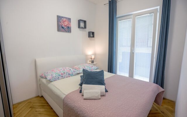 Apartment With Balcony, 5 min Walking to the Beach