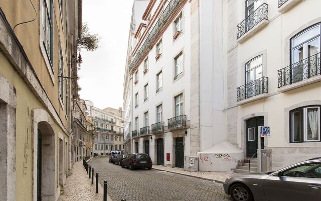 ALTIDO Elegant 3BR Apt w/workspace in Chiado