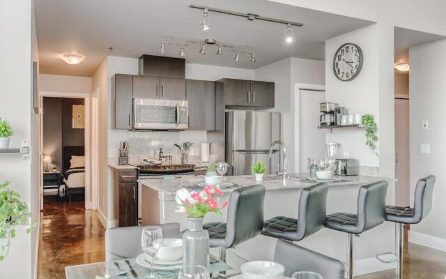 Upscale 2BR Condo - King Bed - Stunning City Views