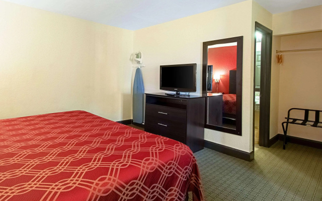 Econo Lodge Inn & Suites Clearwater Central